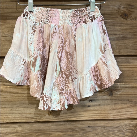 Island Haze Multicolor Patterned Ruffle Shorts - Picture 3 of 4